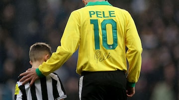 Soccer Football - Premier League - Newcastle United v Leeds United - St James' Park, Newcastle, Britain - December 31, 2022 Newcastle United players during a minutes applause in memory of Brazil legend Pele as Bruno Guimaraes is seen wearing a Brazil shirt with Pele and 10 written on the back before the match Action Images via Reuters/Lee Smith EDITORIAL USE ONLY. No use with unauthorized audio, video, data, fixture lists, club/league logos or 'live' services. Online in-match use limited to 75 images, no video emulation. No use in betting, games or single club /league/player publications.  Please contact your account representative for further details.     TPX IMAGES OF THE DAY. Foto: Lee Smith / Reuters
