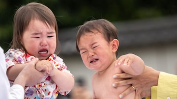 Children held by their parents start their "Baby-cry Sumo" match, resumed for the first time in four years due to the Covid-19 coronavirus pandemic, at the Sensoji temple in Tokyo on April 22, 2023. (Photo by Philip FONG / AFP). Foto: Philip Fong/ AFP