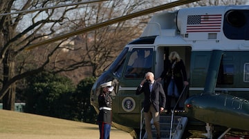 O presidente americano, Joe Biden, e a primeira-dama Jill Biden chegam à Casa Branca. Foto: REUTERS/Erin Scott