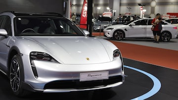 Modelo Porsche Taycan à mostra na Expo de Bangkok, na Tailândia, em 2024; fabricantes de carros de luxo buscam carregamento rápido
. Foto: NARONG SANGNAK/EFE/EPA
