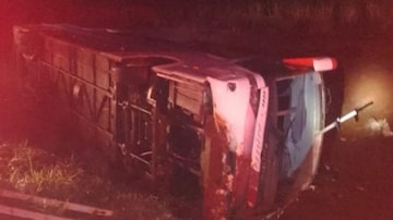 Ônibus capota e deixa ao menos 8 mortos em Guatapará, interior de São Paulo. Foto: Reprodução/Twitter/@d_dotransporte
