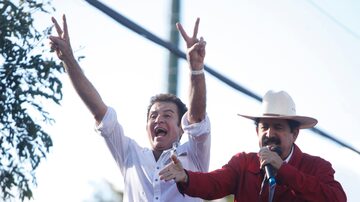 O ex-presidente Manuel Zelaya discursa enquanto o candidato oposicionistaSalvador Nasralla saúda simpatizantes emTegucigalpa, Honduras. Foto: Fernando Antonio/AP