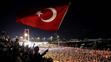 Milhares de turcos vão às ruas manifestar seu apoio ao presidente Recep Tayyip Erdogan. Foto: AFP PHOTO / UMIT TURHAN COSKUN 