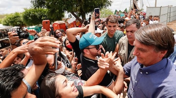 Sem máscara, o presidente cumprimenta simpatizantes em Piranhas, Alagoas. Foto: Alan Santos/PR