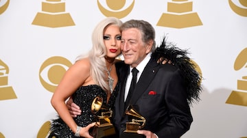 Lady Gaga e Tony Bennett posam com os gramofones do Grammy, em 2015. Foto: Chris Pizzello/Invision/AP