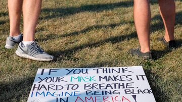 Manifestantes protestam em apoio a Jacob Blake, baleado sete vezes pela polícia em Kenosha, no Wisconsin: 'Se você pensa que sua máscara dificulta a respiração, imagine ser negro na América!'. Foto:Kamil Krzaczynski/AFP