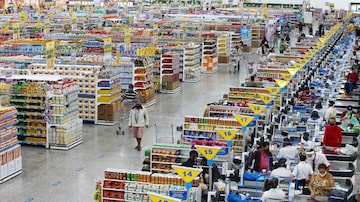 Na volta da tradicional liquidação na rede de supermercados fluminense Guanabara, corredores vazios loja de Niterói. Foto: Wilton Júnior/Estadão