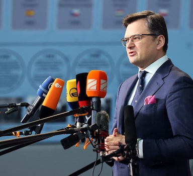 O ministro das Relações Exteriores da Ucrânia, Dmitro Kuleba, fala à imprensa com o secretário-geral da Otan