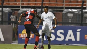 Rodrygo ficou insatisfeito com a postura de adversário. Foto: Ivan Storti/Santos FC