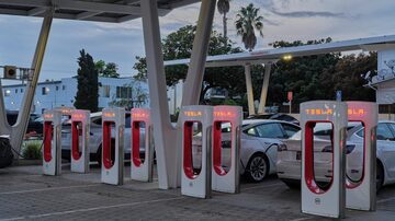 Estação de carregamento da Tesla em Santa Monica, na Califórnia. Empresa tem passado por problemas