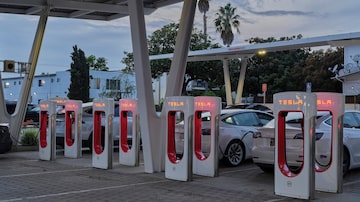 Estação de carregamento da Tesla em Santa Monica, na Califórnia. Empresa tem passado por problemas