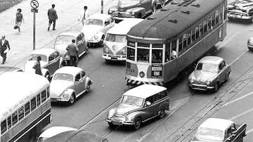 Trânsito intenso na cidadepróximoà linha do bonde em foto de 9/1/1966. Foto: Acervo/Estadão