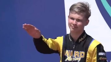 Artem Severiukhin, de 15 anos, fez suposto gesto nazista após a vitória a vitória na etapa de Portimão do Campeonato Europeu de kart. Foto: Reprodução