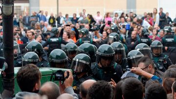 Tropas da guarda civil espanhola chegam aos locais de votação. Foto: Francisco Seco/AP Photo