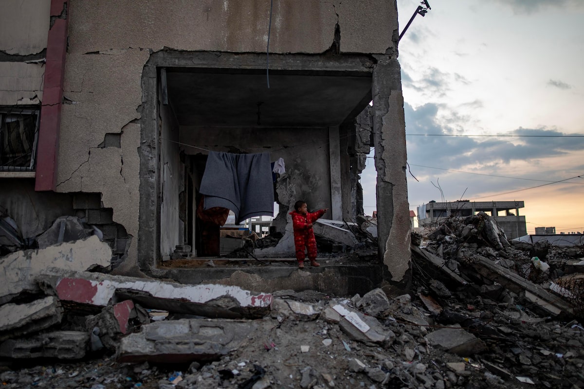 Criança palestina em meio aos escombros em Rafah, Gaza, 19 de março de 2024.
