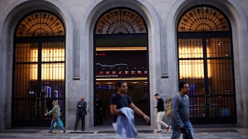 People walk in front of the Brazil's B3 Stock Exchange in Sao Paulo, Brazil July 6, 2023. REUTERS/Amanda Perobelli