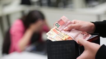 Economista dá dicas para adequar o orçamento a esse momento de incerteza. Foto: Tiago Queiro/Estadão