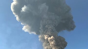 Vulcão Stromboli, no sul da Itália entra em erupção em julho de 2019; um italiano morreu e um brasileiro ficou ferido. Foto: EFE/EPA/MARIO CALABRESI