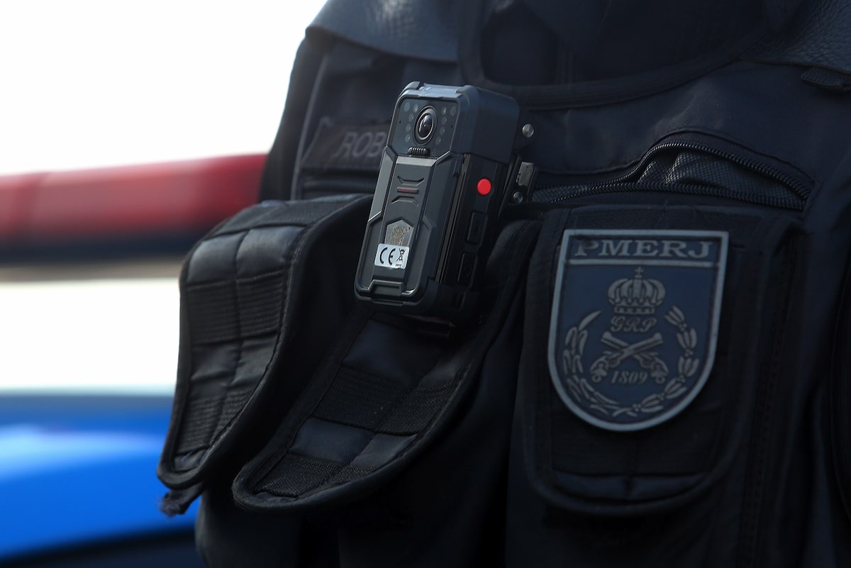 Policial do Rio usa câmera corporal em apresentação do equipamento