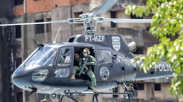 Criminoso foi entregue à Polícia Federal brasileira na cidade de Foz do Iguaçu. Foto: CHRISTIAN RIZZI / AFP