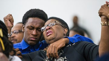 O irmão de Botham (E) Jean e a mãe deles Allison durante o funeral do jovem. Foto: Shaban Athuman/The Dallas Morning News via AP