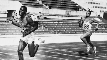 Rafer Johnson foi o primeiro capitão negro de uma equipe olímpica americana. Foto: AP