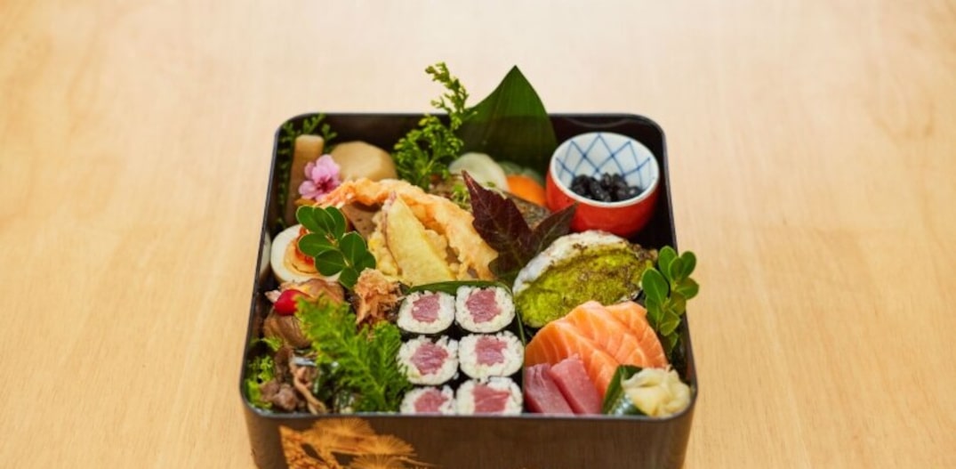 Bento Box com quatro variedades de sashimi, quatro mini-tirashi, tamagoyaki e tsukemono. Foto: Gilberto Bronko 