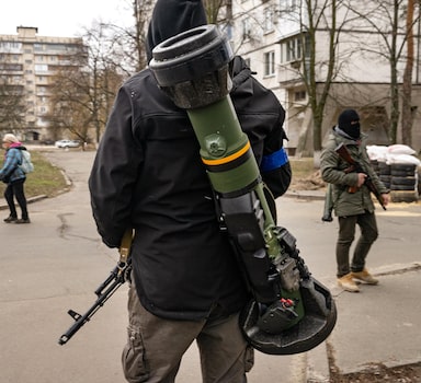 Combatentes ucranianos, incluindo um armado com uma arma antitanque NLAW, patrulham Kiev