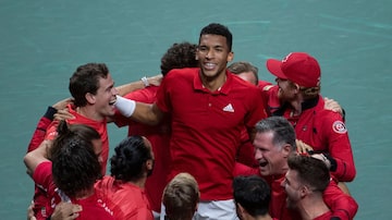 TOPSHOT - Canada’s Felix Auger Aliassime (C) celebrates with teammates after winning the men's single final tennis of the Davis Cup tennis tournament match between Canada and Australia at the Martin Carpena sportshall, in Malaga on November 27, 2022. - Felix Auger-Aliassime sealed tennis history for Canada as they won their first Davis Cup title by beating Australia 2-0 in November 27, 2022's finals in Malaga. (Photo by JORGE GUERRERO / AFP). Foto: Jorge Guerrero/AFP