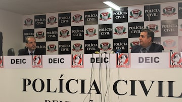 De acordo com o delegado Figueiredo (à direita), a investigação está baseada em cartas anônimas, provas documentais, escutas telefônicas e o depoimento de 13 testemunhas. Foto: Secretaria da Segurança Pública