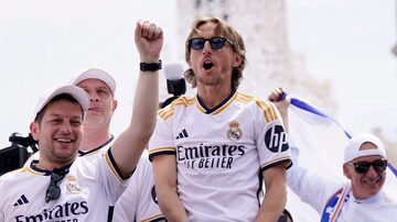Modric comemora com os companheiros e torcedores o título espanhol nas ruas de Madri.
