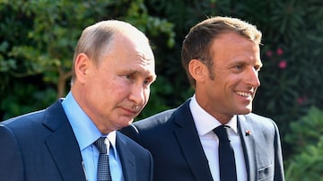 Encontro entre Emmanuel Macron e Vladimir Putin em 2019, em Fort of Bregancon, emBormes-les-Mimosas, no sul da França. Foto: Gerard Julien via AP (19/08/2019)