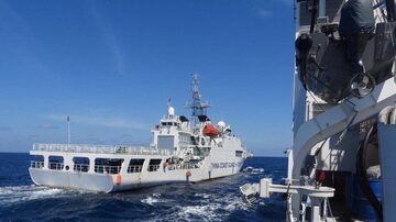 Navio chinês manobra perto de embarcação das Filipinas no Mar do Sul da China 