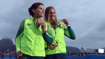 Martine Grael e Kahena Kunzevencem a prova 49er FX e são medalha deouro na vela, 18/8/2016. Foto: Fábio Motta/ Estadão