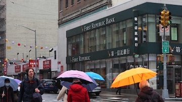 NEW YORK, NEW YORK - MARCH 13: The exterior of a First Republic Bank branch is seen on Canal Street on March 13, 2023 in New York City. First Republic Bank shares plunged by about 60 percent in premarket trading after regulators took actions to backstop all depositors in failed Silicon Valley Bank and Signature Bank and offer additional funding to other troubled institutions. The bank also made an announcement that it had received additional liquidity from the Federal Reserve and JP Morgan Chase.   Michael M. Santiago/Getty Images/AFP (Photo by Michael M. Santiago / GETTY IMAGES NORTH AMERICA / Getty Images via AFP). Foto: Michael M. Santiago / AFP