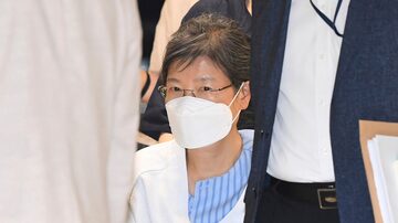Ex-presidente sul-coreanaPark Geun-hye chega a hospital em Seul, em 20 de julho de 2021. Foto: Yonhap via AP
