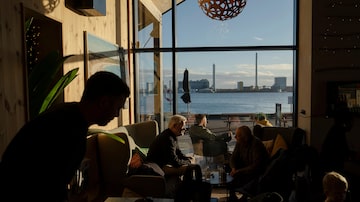 Uma tarde movimentada no Costa Kalundborg Kaffe, um café com vista para o porto em Kalundborg, Dinamarca