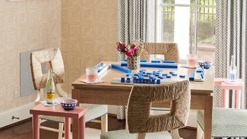 Cadeira e mesa de jogos em tecido vinílico. Foto: Reprodução/ Instagram @madredallas