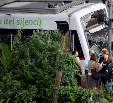 Colisão de trens deixou 1 morto e dezenas de feridos em Barcelona