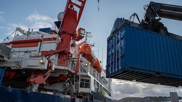 O navio de pesquisa Polarstern foi carregado com mais de 450 toneladas de equipamentos científicos. Foto: Esther Horvath para The New York Times