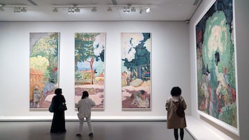 Mulher observa pinturas de Pierre Bonnard durante visita da imprensa à exibição 'A Coleção Morozov - Ícones da Arte Moderna', na Fundação Louis Vuitton, em Paris, em foto de 15 de setembro de 2021. Foto: Geoffroy Van Der Hasselt/AFP