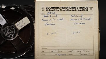 conjunto de duas fitas que são uma cópia da gravação principal do Voyager Golden Record, o disco dourado enviado ao espaço pela Nasa (agência espacial dos Estados Unidos) em 1977. Foto: Divulgação / Sotheby's