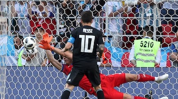 Hannes Haldorsson defendendo pênalti de Messi. Foto: Albert Gea / Reuters