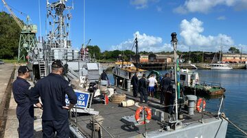 Embarcação foi rebocada para a Base Naval de Aratu, onde ficará sob custódia da Marinha. Foto: Marinha/Divulgação