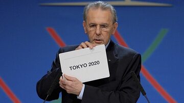 Jacques Rogge também foi o responsável por anunciar Tóquio como sede dos Jogos de 2020. Foto: Fabrice Coffrini/ AP