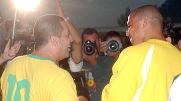 Bussunda ao lado de seu 'sósia', Ronaldo, em treino da seleção na Granja Comary em novembro de 2003, às vésperas de partidas contra Peru e Uruguai, válidas pelas eliminatórias. Foto: Fábio Motta / Estadão