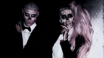 Zombie Boy e Lady Gaga em cena do clipe 'Born This Way'. Foto: Reprodução de 'Born This Way' / Lady Gaga | YouTube / @LadyGagaVEVO