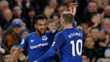 Walcott comemora com Rooney o gol da vitória do Everton. Foto: Andrew Yates/Reuters