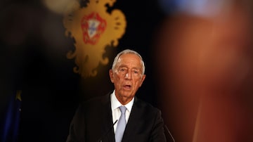 Portugal's President Marcelo Rebelo de Sousa addresses the nation from Belem Palace to announce his decision to dissolve parliament triggering snap general elections on March 10th, after Prime Minister Antonio Costa resigned due to an ongoing investigation on the alleged corruption in multi-billion dollar lithium, green hydrogen and data centre deals, in Lisbon, Portugal, November 9, 2023. REUTERS/Pedro Nunes