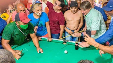 Presidente Jair Bolsonaro joga sinuca e causa aglomeração em bar na cidade Missão Velha, no Ceará. Foto: Melquisedec Santana